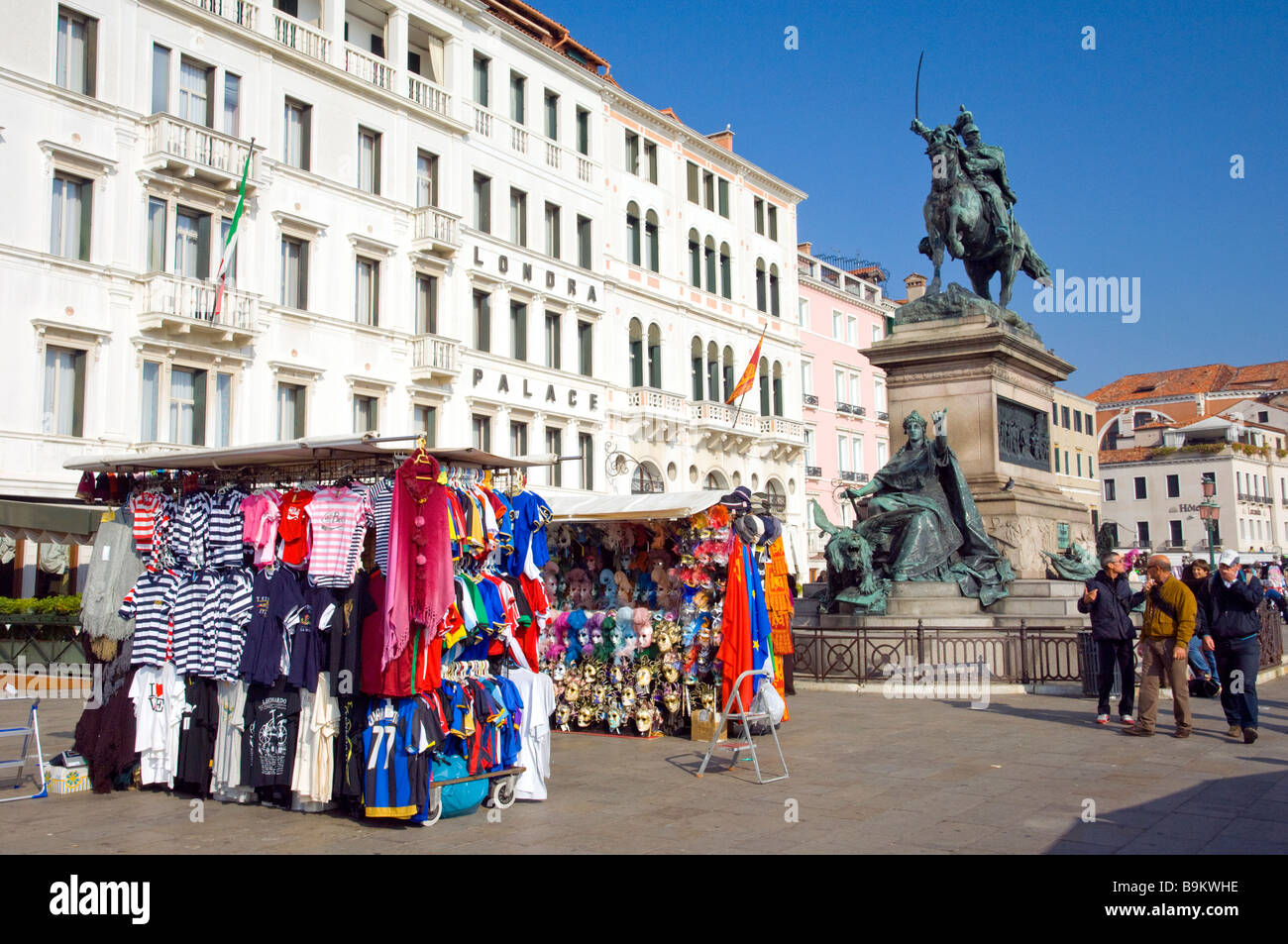 Kiosques et boutiques de souvenirs le long du front de mer à Venise Italie Banque D'Images