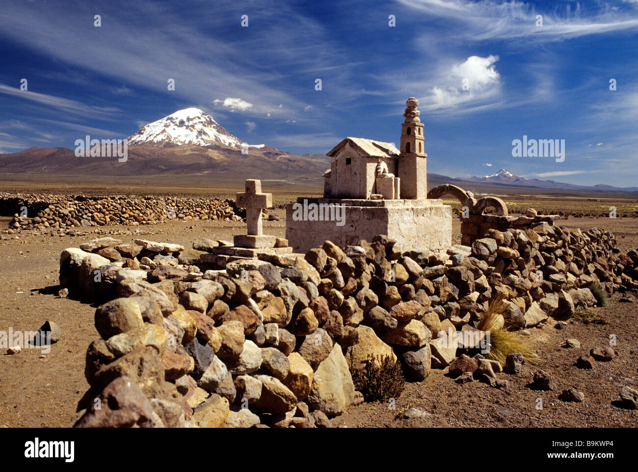 La Bolivie, département d'Oruro Sajama, province, le parc national de Sajama, petite église au pied du volcan Sajama (6542 Banque D'Images