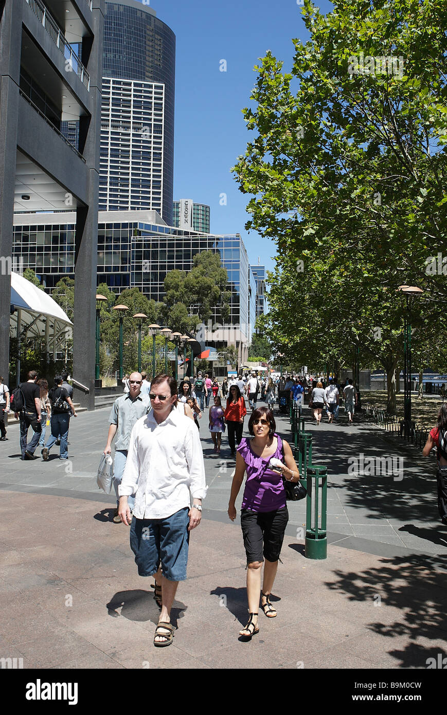 Piétons sur la rivière Yarra,Promenade,Southbank Melbourne,Victoria, Australie Banque D'Images