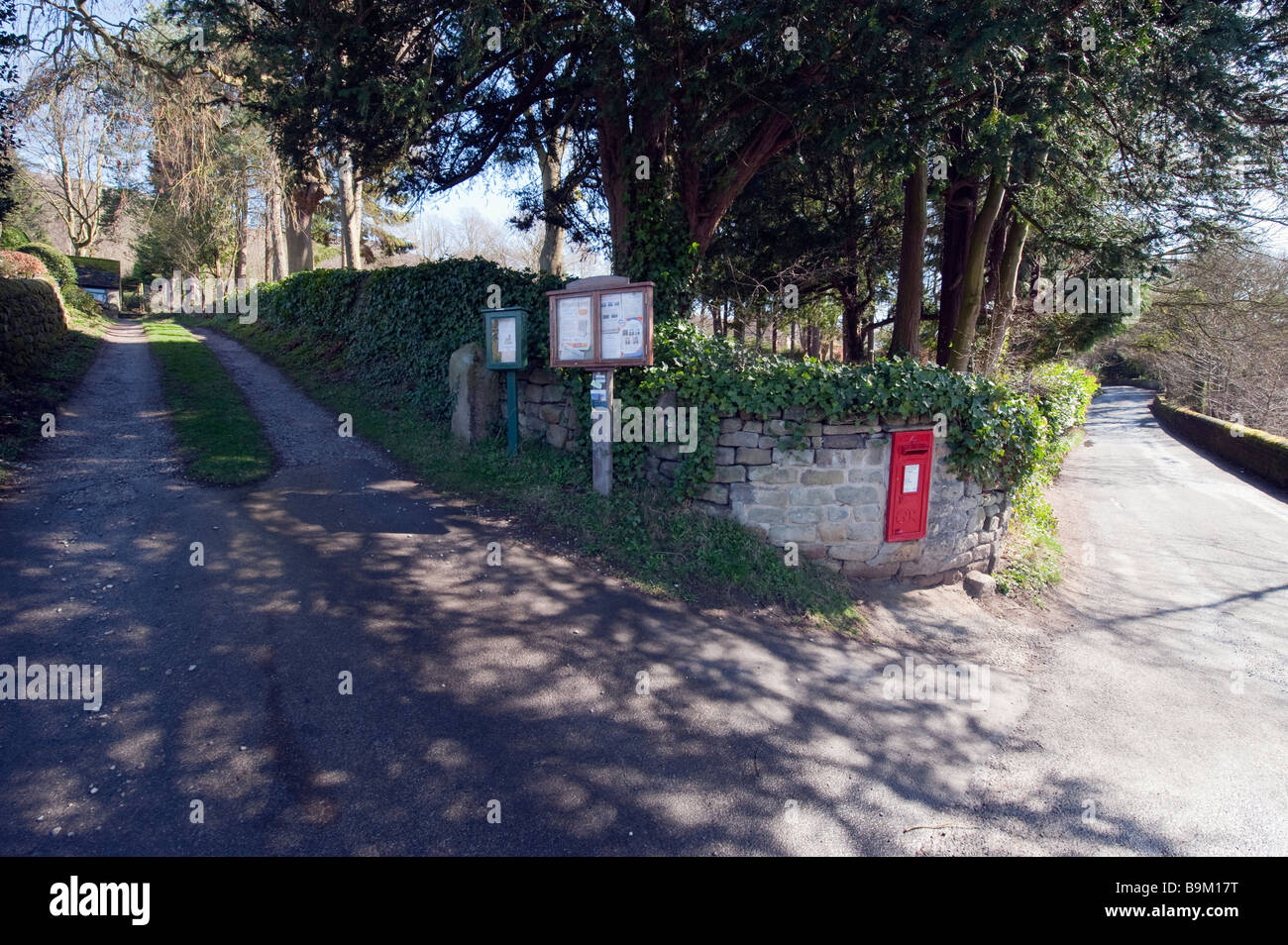 Les tableaux d'angle de la route et rouge boîte à Froggatt, Derbyshire, Angleterre,'Grande-bretagne' Banque D'Images