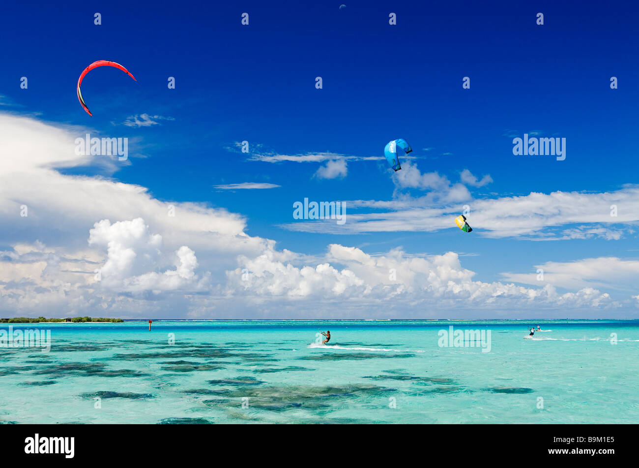 La France, la Polynésie française, archipel de la société, îles du Vent, Moorea, kitesurf à Haapiti lagoon Banque D'Images