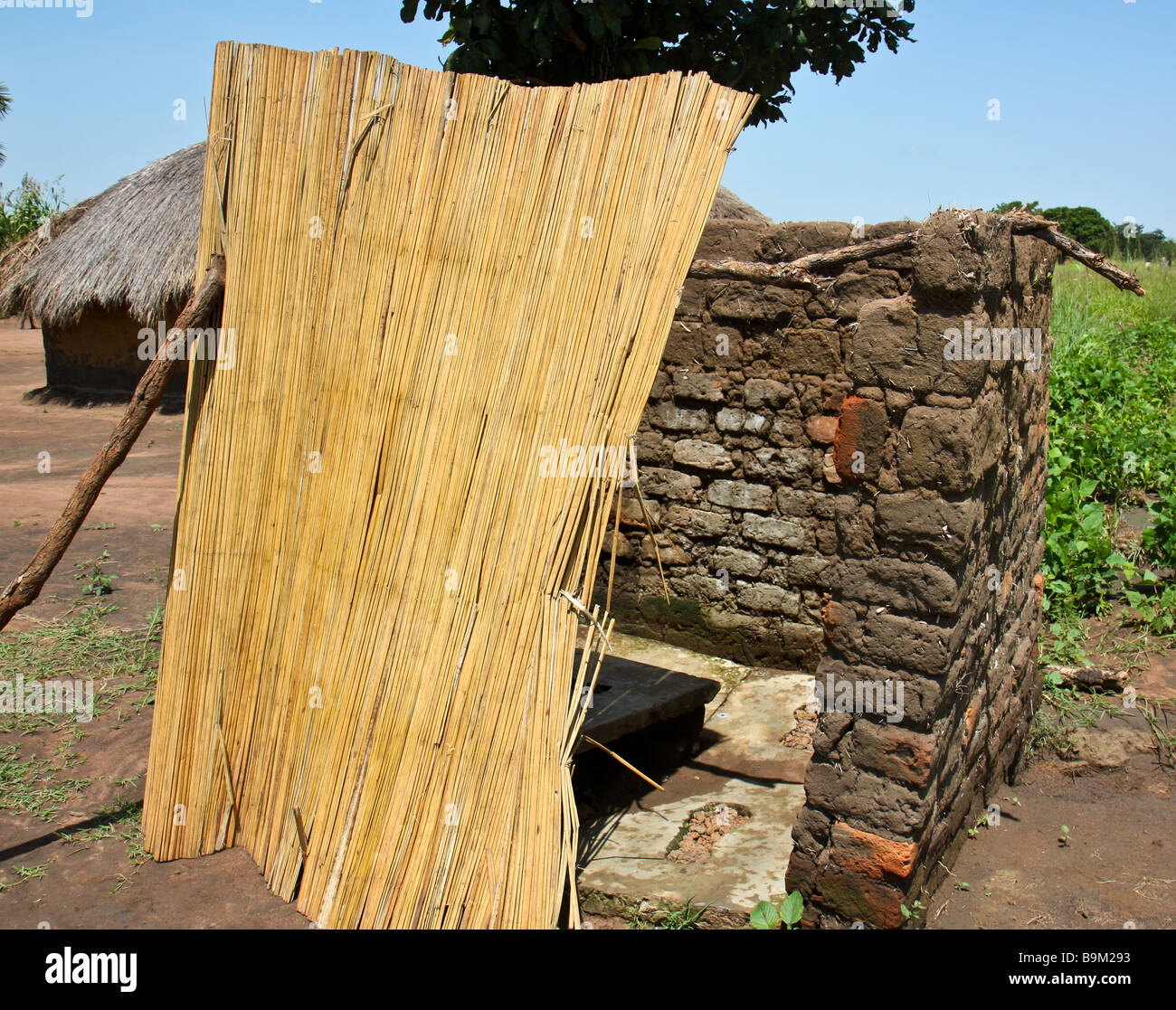 L'amélioration des latrines dans le camp de personnes déplacées du nord de l'Ouganda Banque D'Images