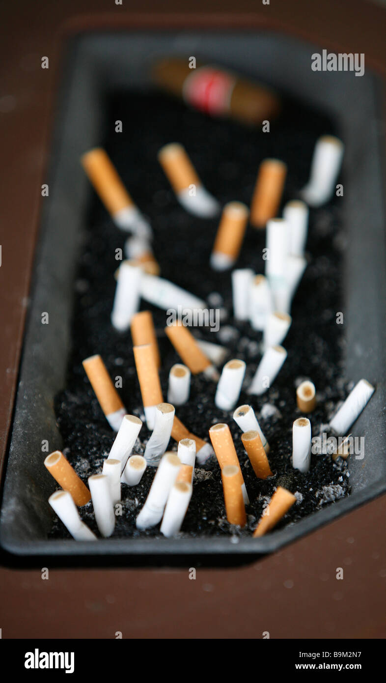 Les mégots dans le cendrier de la nicotine du tabac Banque D'Images