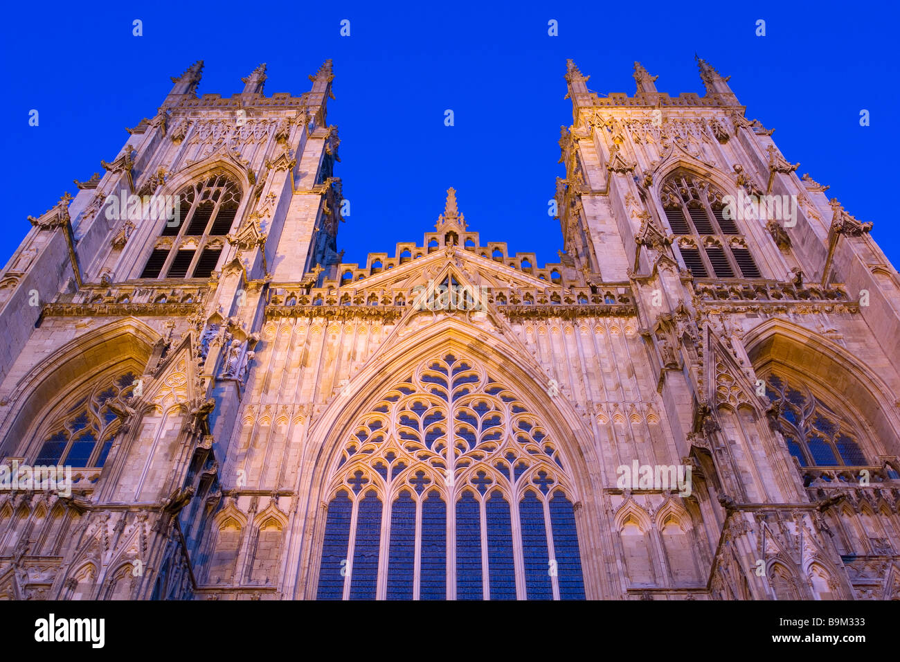 La grande fenêtre de l'Ouest et les deux tours de l'ouest de York Minster Cathédrale gothique dans la soirée Banque D'Images