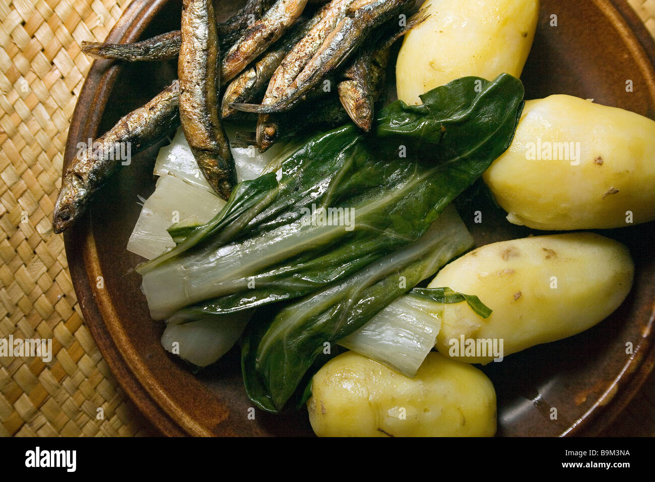 Délicieux dîner copieux simple sain avec des pommes de terre bouillies et sardines à l'huile d'olive aromatisée de bette à carde Banque D'Images