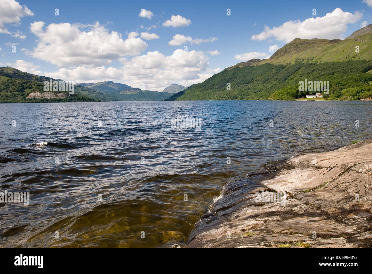 Les rives du Loch Lomond sur une ambiance chaleureuse et ensoleillée journée d'été, Stirlingshire, Scotland Banque D'Images