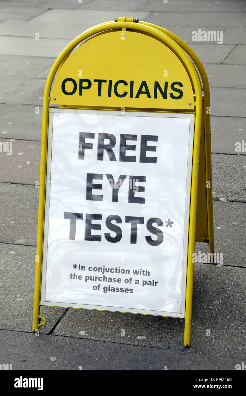 L'extérieur de panneaux de publicité opticiens tests yeux libre Banque D'Images