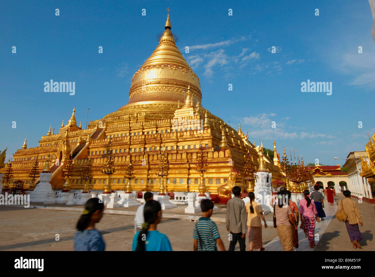 Bagan temple stupa d'or chedi personnes visitent prier Banque D'Images
