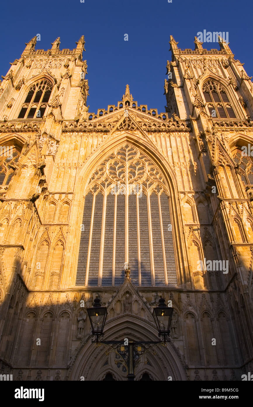 La grande fenêtre de l'Ouest et les deux tours de l'ouest de York Minster Cathédrale gothique Banque D'Images