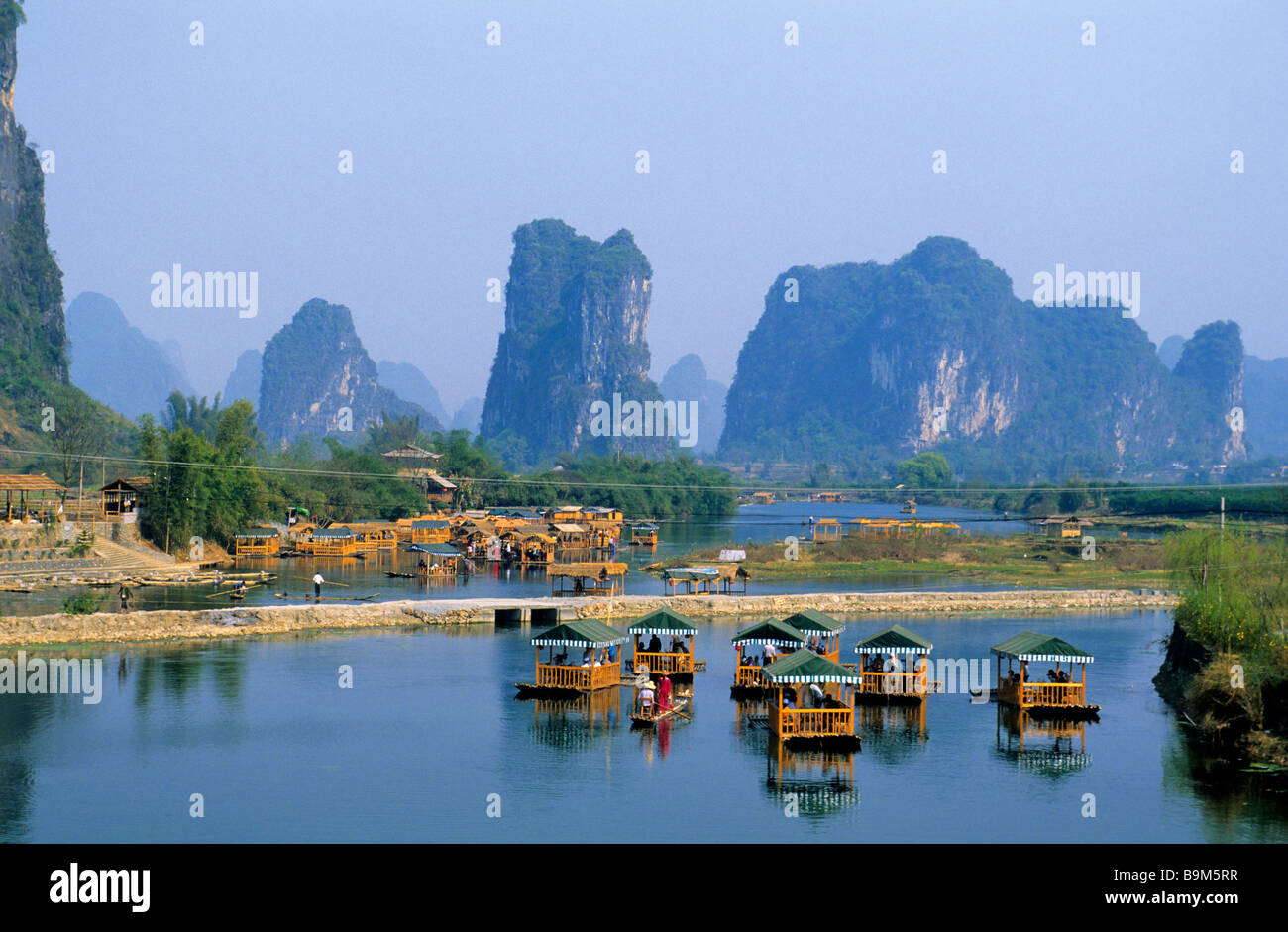 Chine, Province du Guangxi, Li River, bateaux Banque D'Images