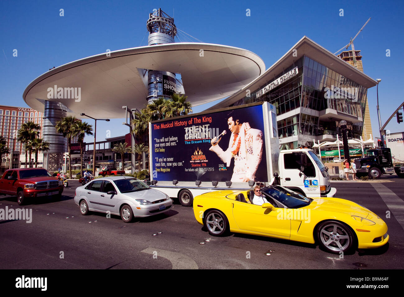 United States, Nevada, Las Vegas, le Strip, publicité promotionnelle camion pour Elvis Presley show devant le Fashion show Banque D'Images United States, Nevada, Las Vegas, le Strip, publicité promotionnelle camion pour Elvis Presley show devant le Fashion show Banque D'Images