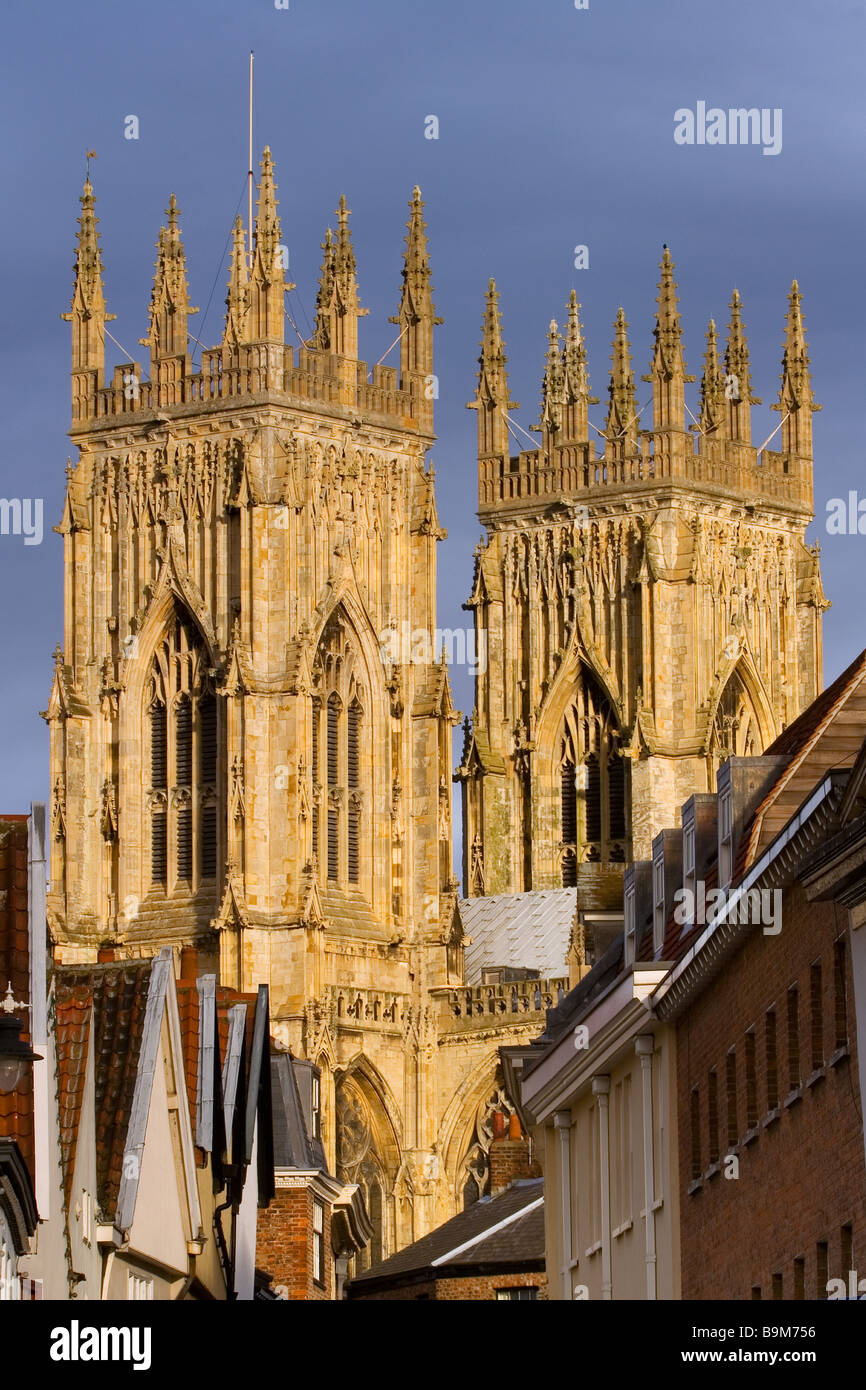 Les deux tours de l'ouest de York Minster Cathédrale gothique dans la ville de York, Yorkshire, Angleterre Banque D'Images
