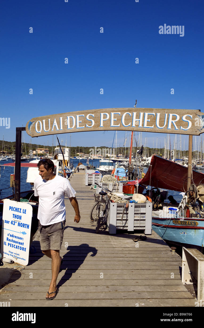 La France, Var, Ile de Porquerolles, Port du village, quai des pecheurs (quai des pêcheurs) Banque D'Images