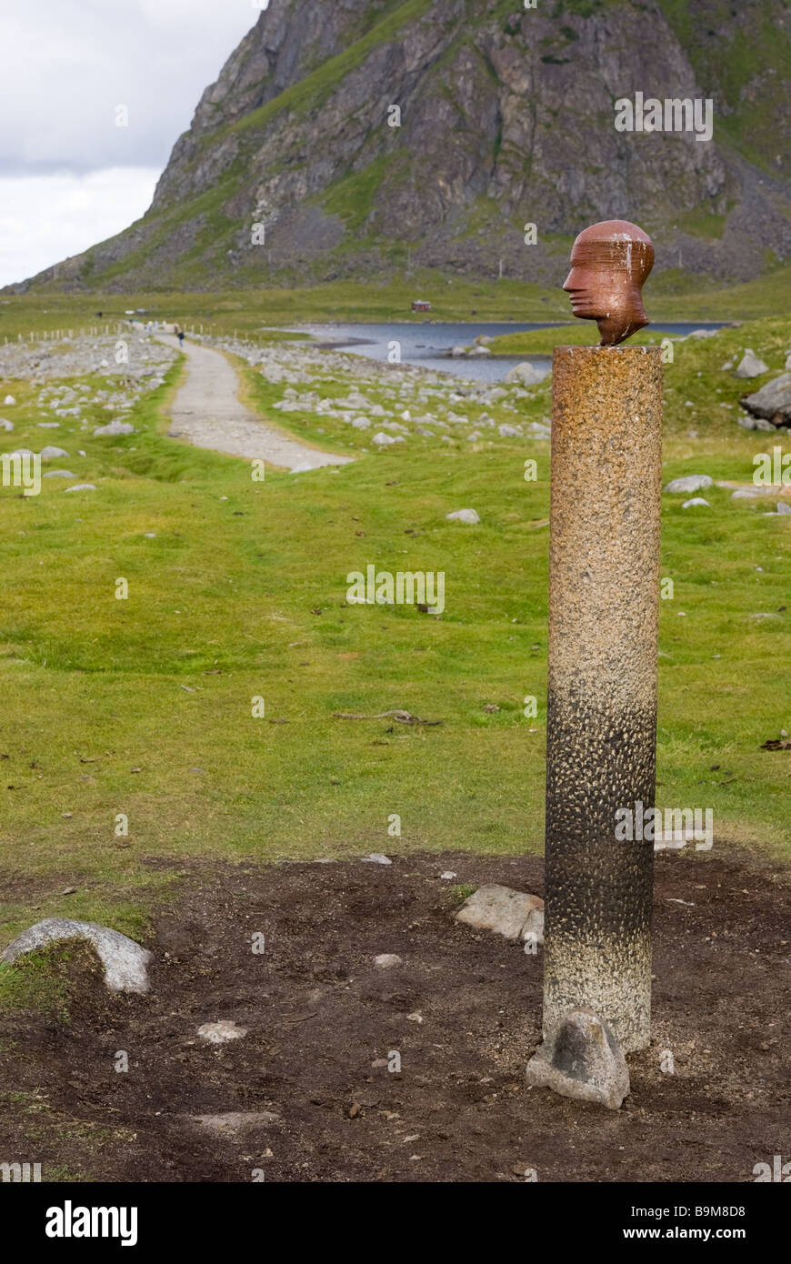 La statue 'La Tête' (la tête) par Marcus Raetz, Eggum, Vestvågøy, Lofoten, Nordland, Norvège, Scandinavie, Europe Banque D'Images