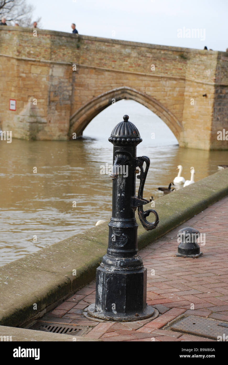 Ancienne pompe à eau à la rivière Great Ouse Bridge et Chapelle à St Ives Cambridgeshire East Anglia est de l'Angleterre Banque D'Images