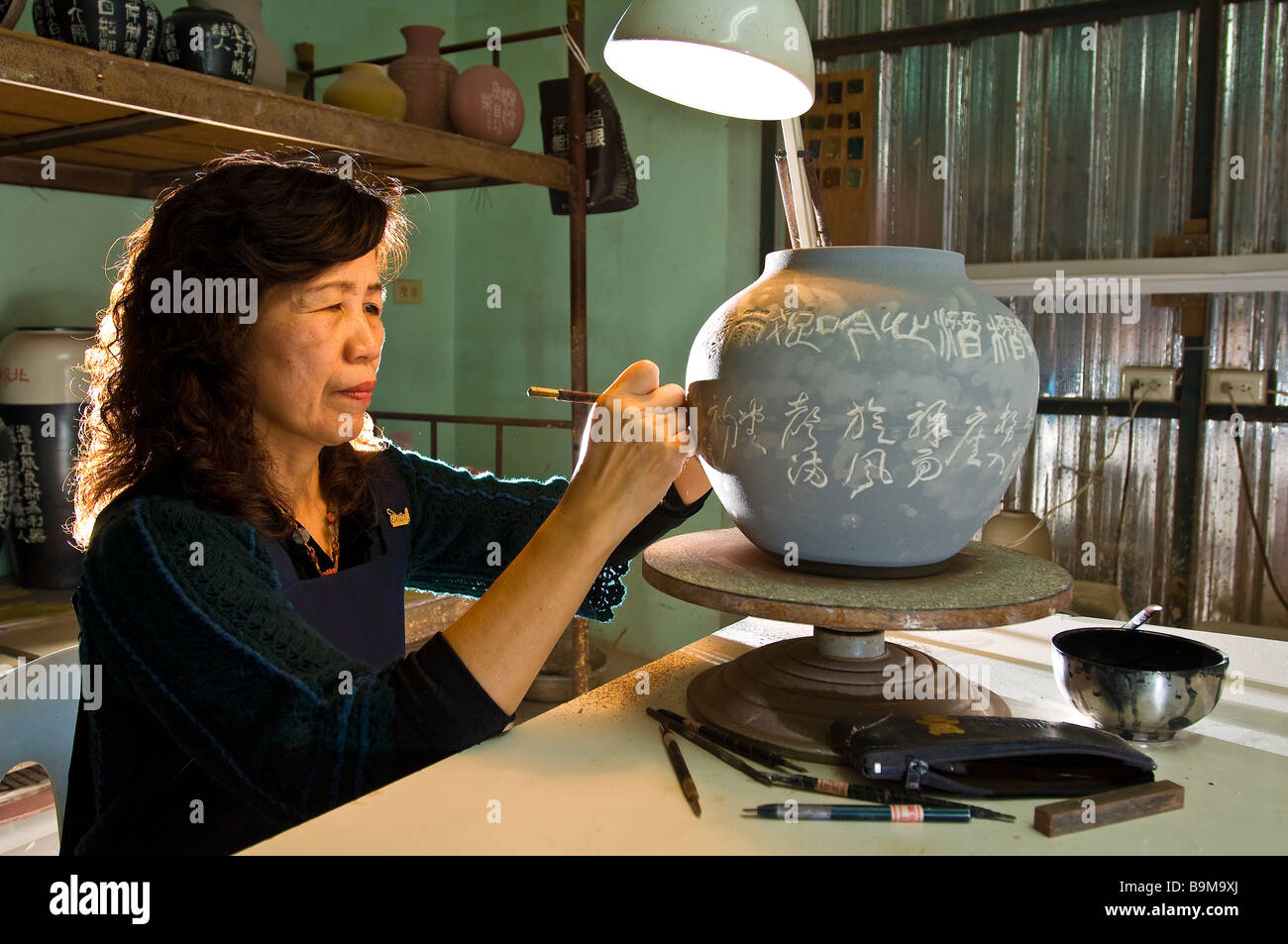 District de Taoyuan, Taïwan, Chung-Li, Su Kuo une gravure calligraphie sur une porcelaine chinoise Banque D'Images