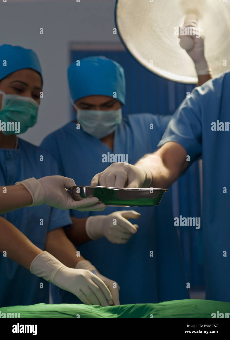 Chirurgiens d'effectuer une chirurgie dans une salle d'opération Banque D'Images