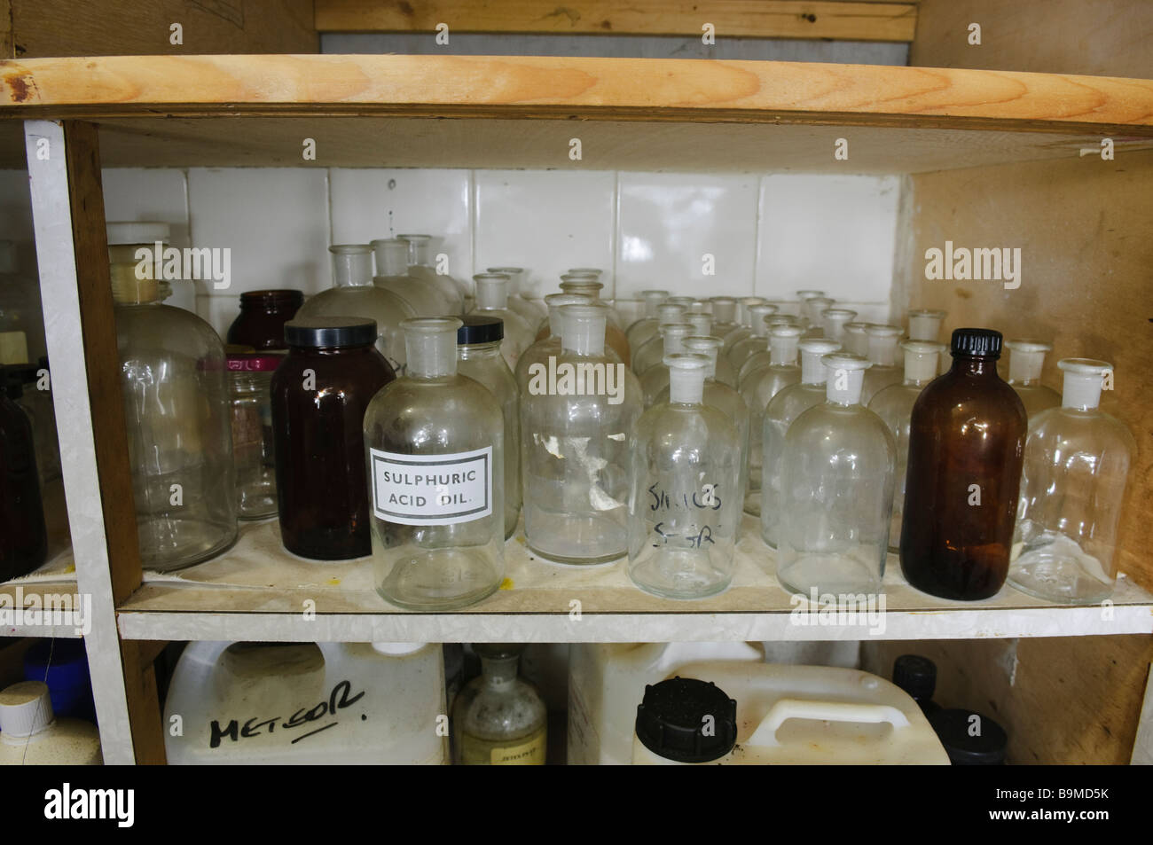 Bouteilles et bocaux en verre vides sur une étagère dans un laboratoire Banque D'Images