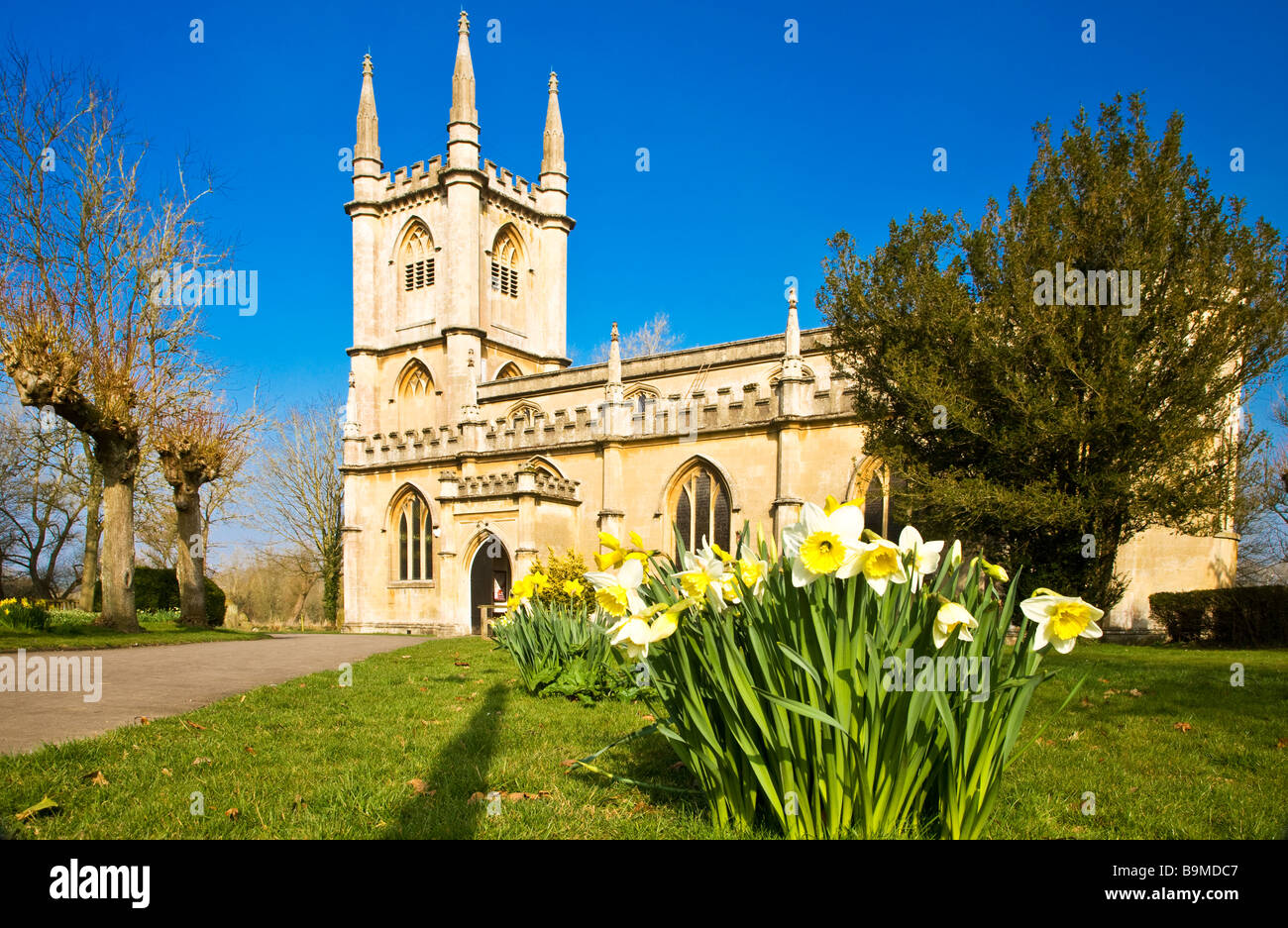 Un jour de printemps ensoleillé à St Lawrence s'Église à Hungerford Berkshire England UK Banque D'Images