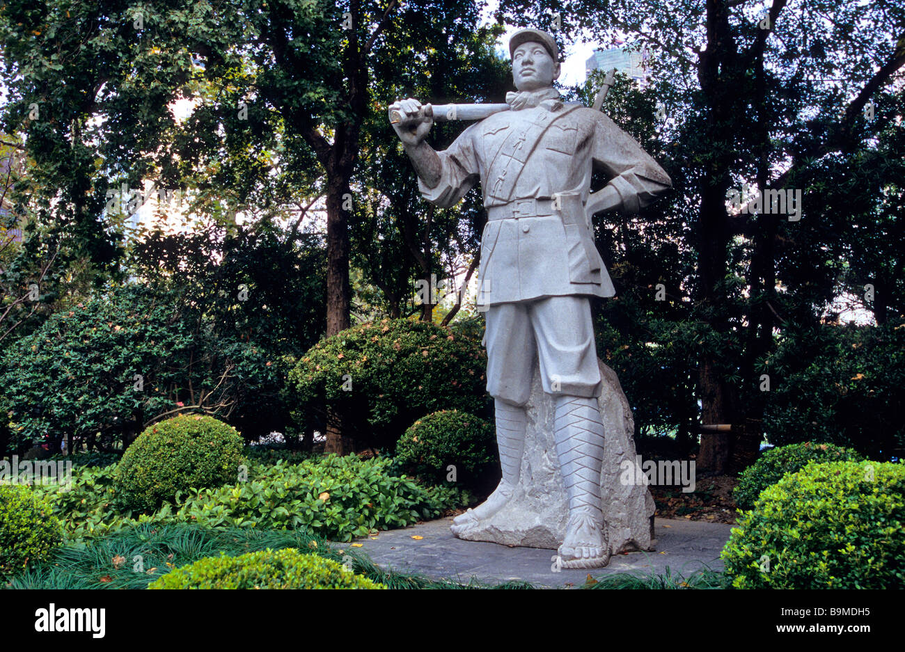 La Chine, Shanghai, Ren Min Guang Chang (Place du Peuple), statue d'un travailleur armé Banque D'Images