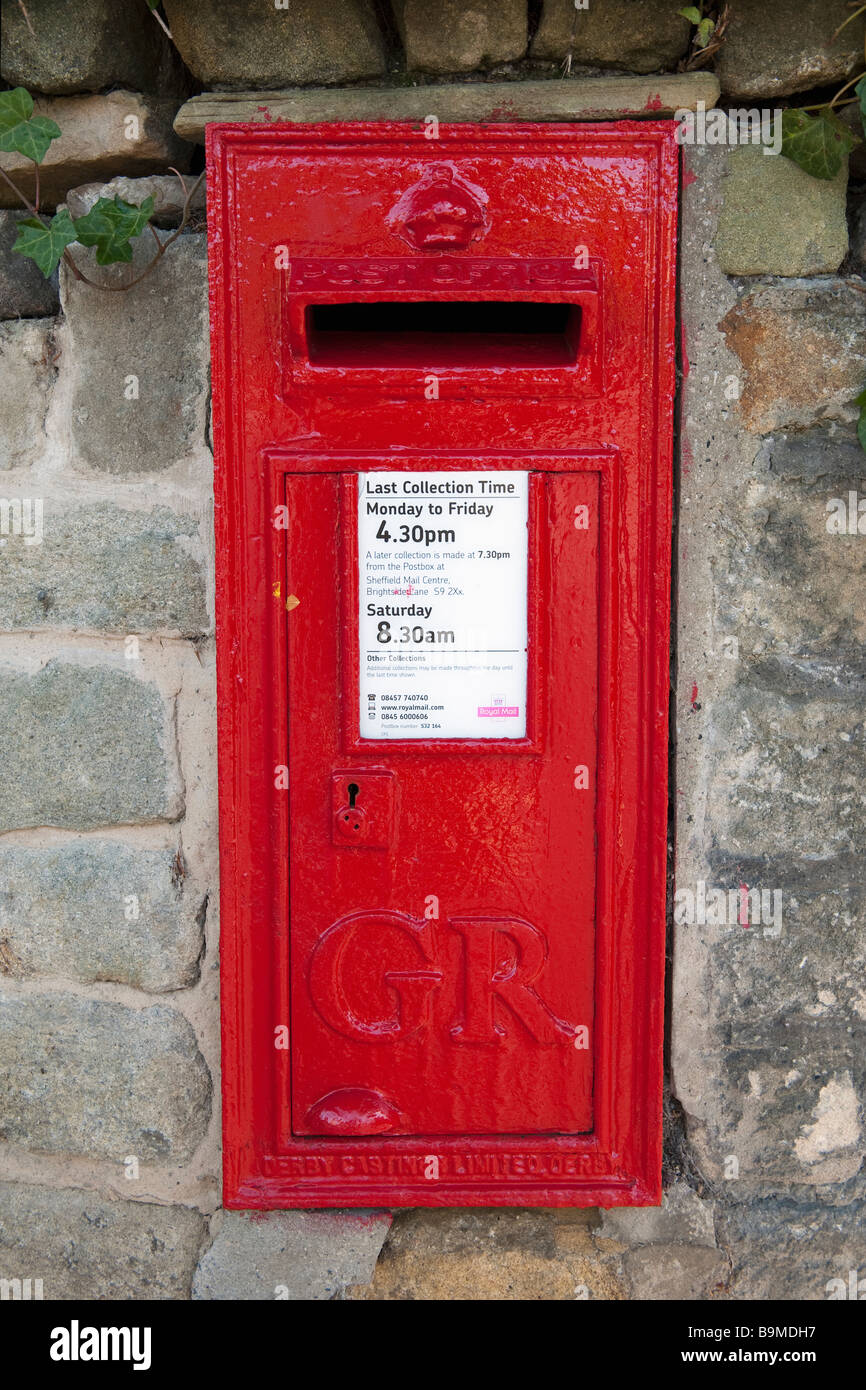'Royal Mail' red postbox ensemble dans un mur de pierre Banque D'Images