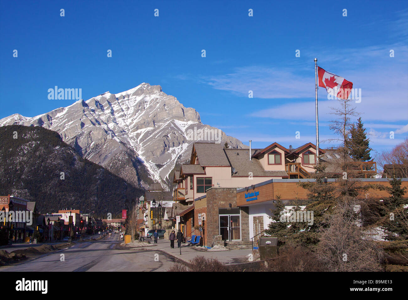 Le mont Rundle et le drapeau canadien au-dessus de la ville de Banff, Canada Banque D'Images