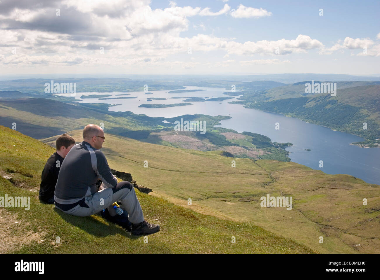 Les randonneurs donnent à la superbe vue depuis le sommet du Ben Lomond par une belle journée ensoleillée, Stirlingshire, Scotland Banque D'Images