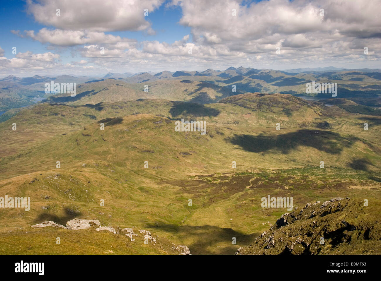 La vue sur les montagnes écossaises du sommet du Ben Lomond, un jour ensoleillé, Stirlingshire, Scotland Banque D'Images