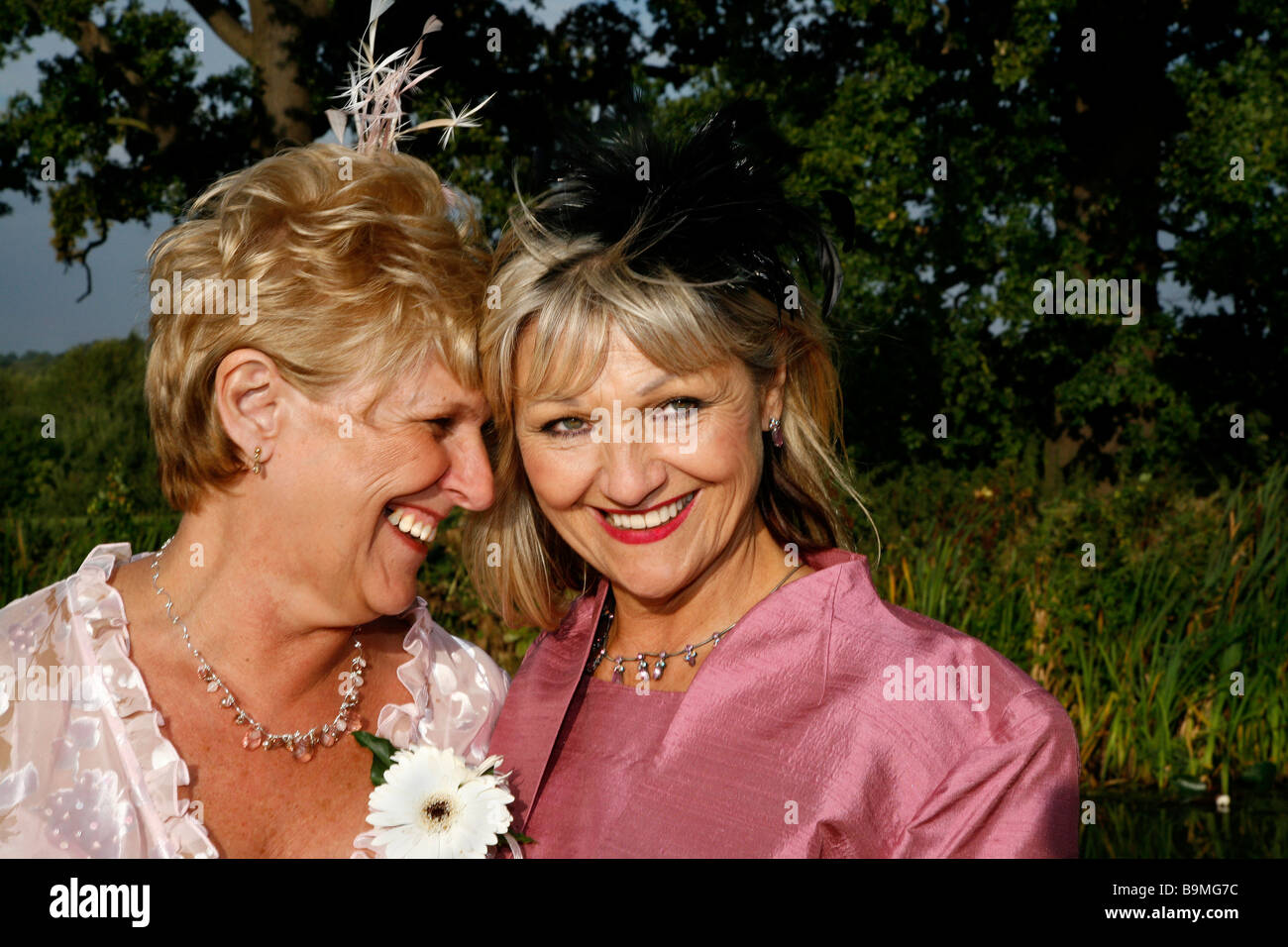 Deux sœurs de rire à un mariage d'été Banque D'Images