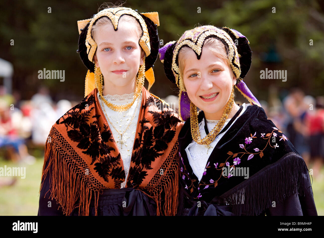 France, Savoie, Peisey Nancroix, Costume et Mountain festival, les jeunes filles portrait Banque D'Images
