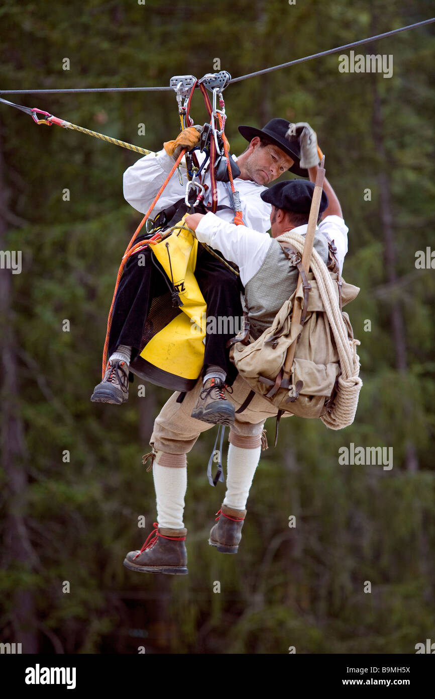 France, Savoie, Peisey Nancroix, Costume et Mountain festival, les hommes sur une tyrolienne crossing Banque D'Images