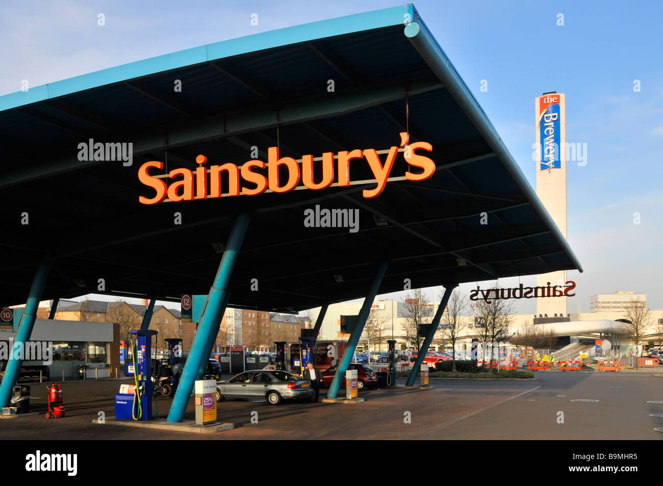 Romford The Brewery Retail Shopping Park & Sainsburys Fuel Station signe automobilistes achetant de l'essence et du diesel sous un grand toit à auvent Angleterre Royaume-Uni Banque D'Images