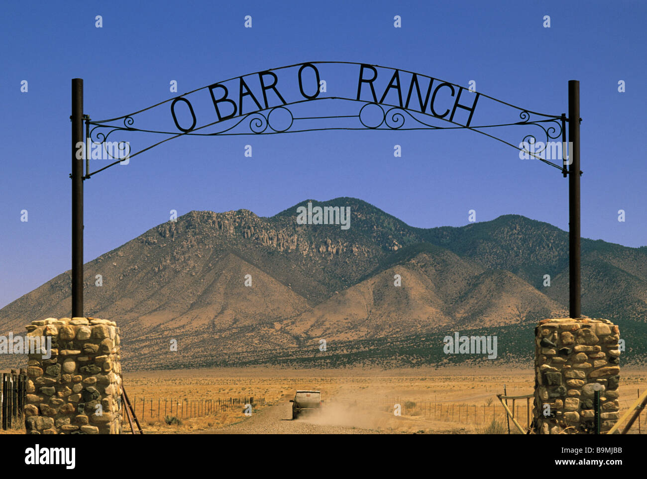 La porte en fer forgé au ranch nous 380 l'autoroute près de Carrizozo dans Lincoln County Sacramento Mtns à distance Nouveau Mexique USA Banque D'Images