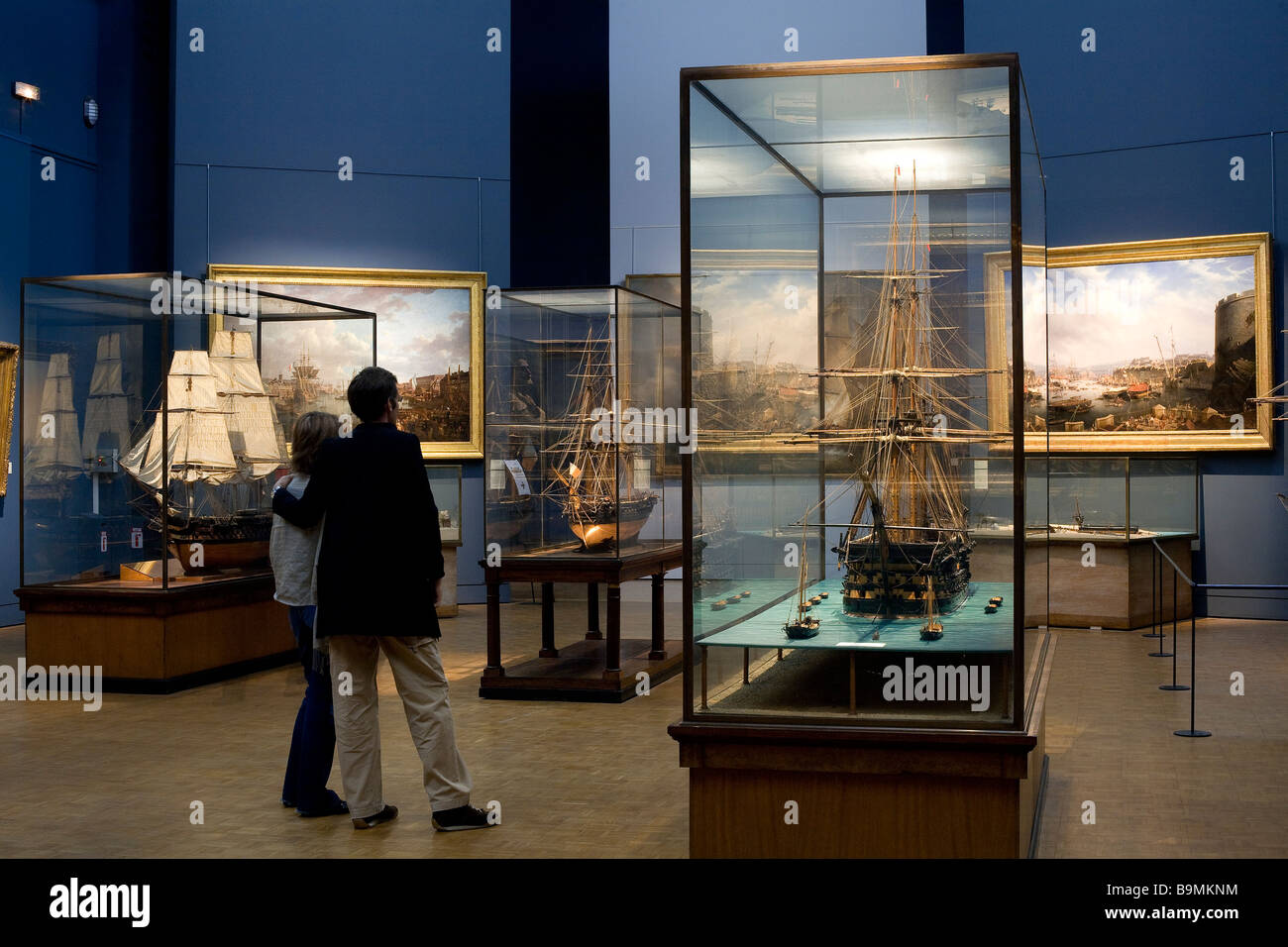 France, Paris, Musée de la Marine (Musée de la Marine), en amoureux dans une chambre à la recherche sur des modèles et des peintures Banque D'Images France, Paris, Musée de la Marine (Musée de la Marine), en amoureux dans une chambre à la recherche sur des modèles et des peintures Banque D'Images