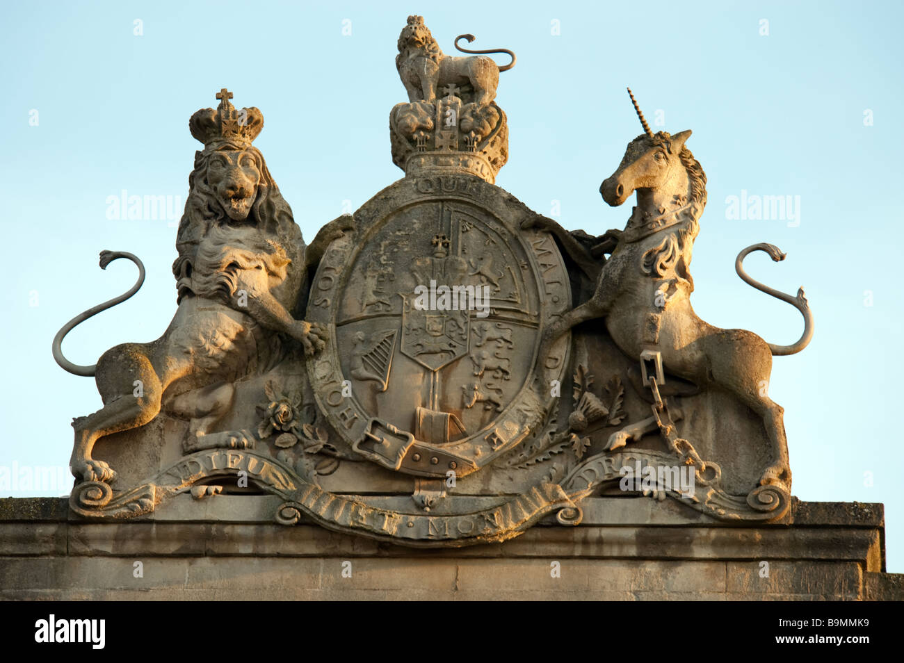 Deux Armoiries royales - avec lion et licorne & Dieu et mon droit devise - en forme de pierre sur le toit du Théâtre Royal de Bath Banque D'Images