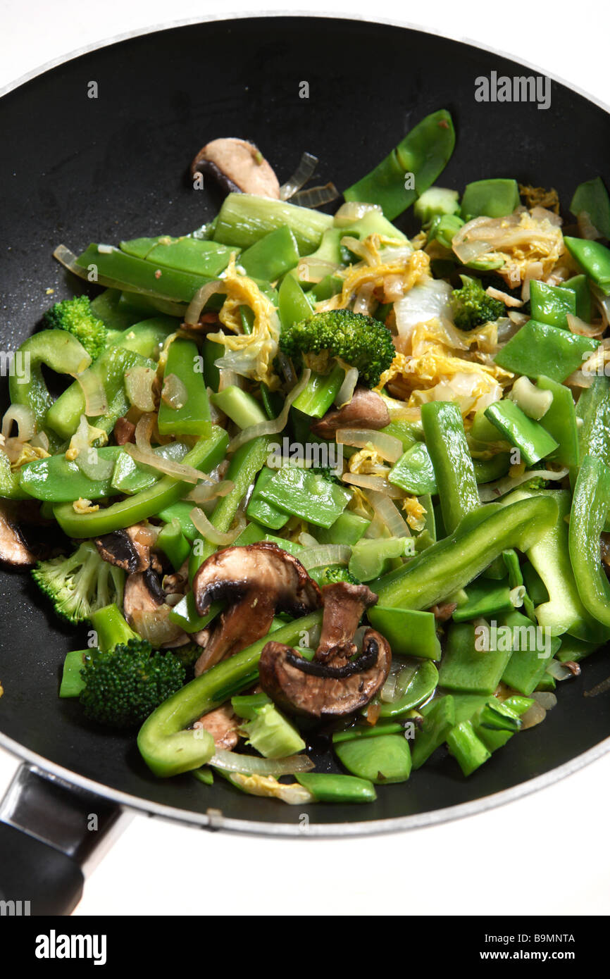 Un végétarien wok,avec,oignon,champignons,brocoli,chou chinois et  mange-tout poivron vert cuisson dans un wok Photo Stock - Alamy