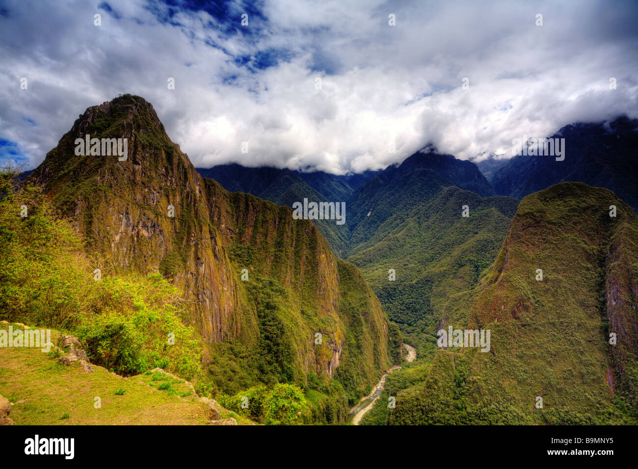 Rassemblement des nuages sur le Machu Picchu dans les montagnes andines du Pérou Banque D'Images