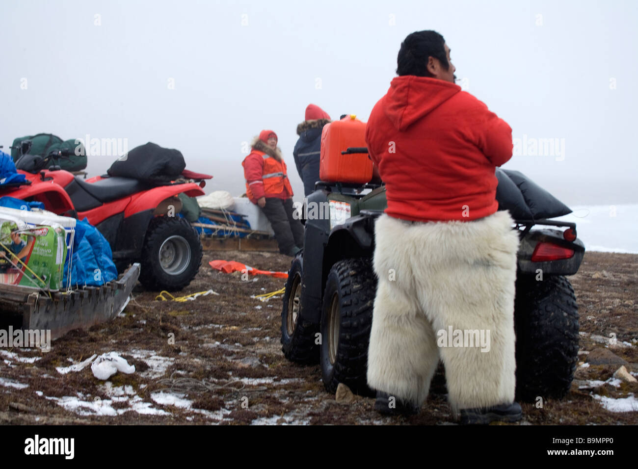Les Rangers canadiens dans la fourrure de phoque pantalons en faisant une pause au cours d'entraînement, de l'Arctique canadien, Canada Banque D'Images