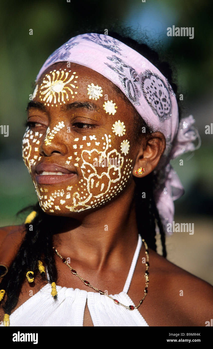 Madagascar, région du Nord, l'île de Nosy Be, femme avec le maquillage traditionnel Banque D'Images