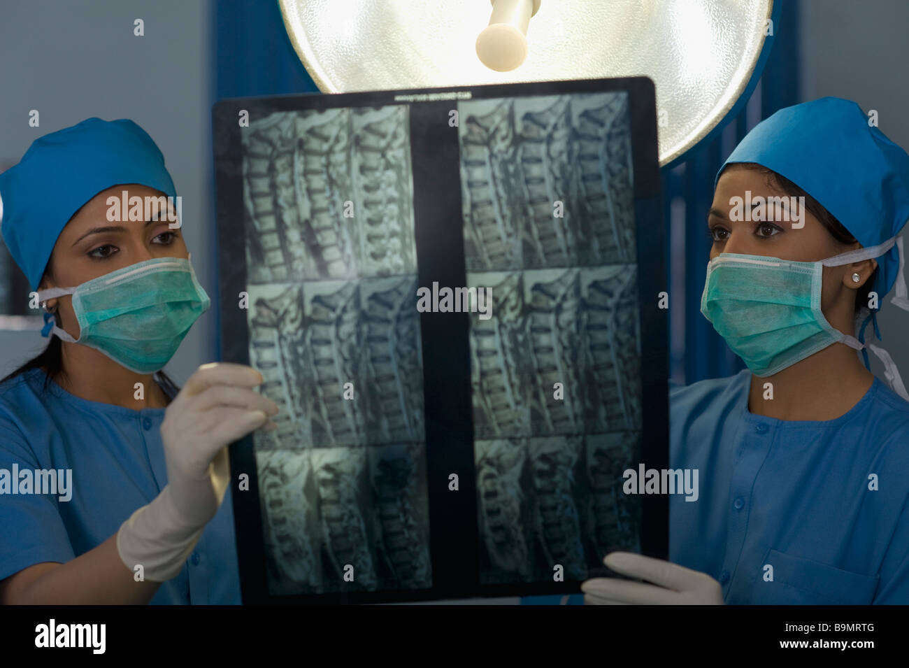 Femmes chirurgiens l'examen d'une x-ray report Banque D'Images