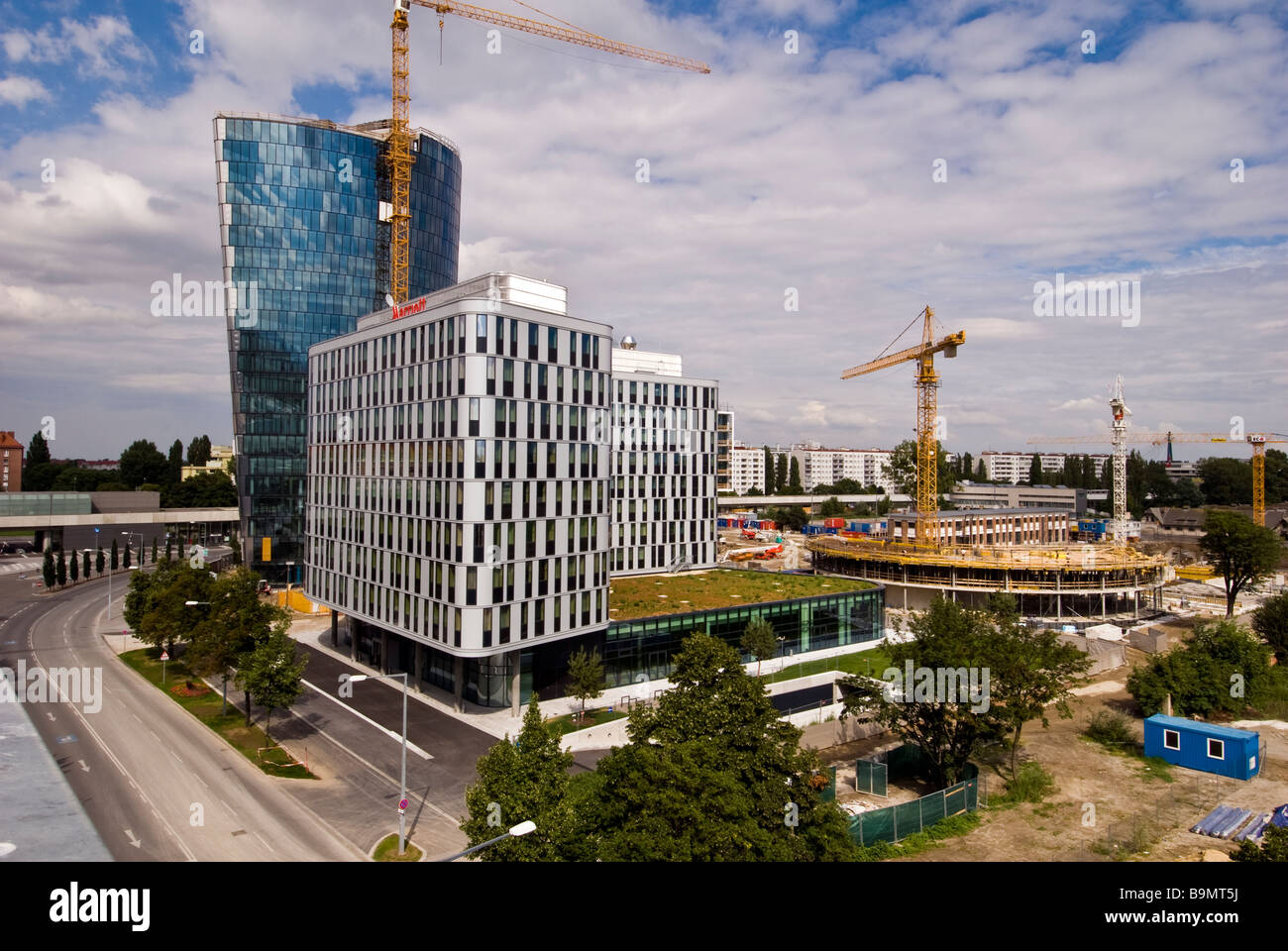 Site de construction montrant Marriott Hotel et OMV Hoch Zwei bâtiments avec des grues à tour en arrière-plan. Banque D'Images