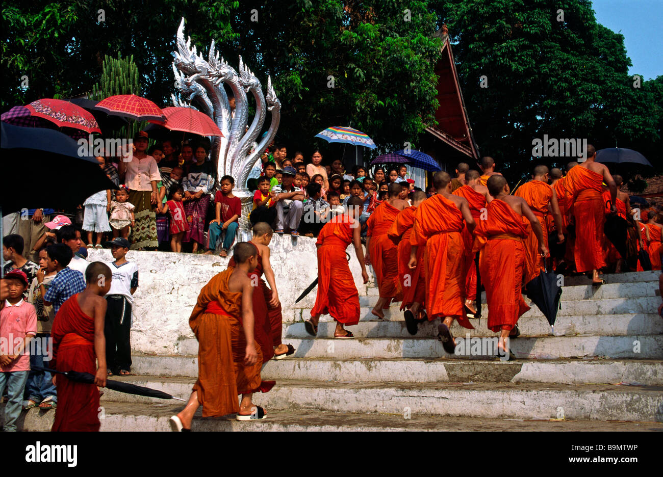 Laos, Luang Prabang, à quelques jeunes moines en procession lors de la fête du Nouvel An (Pi Mai Lao) Banque D'Images
