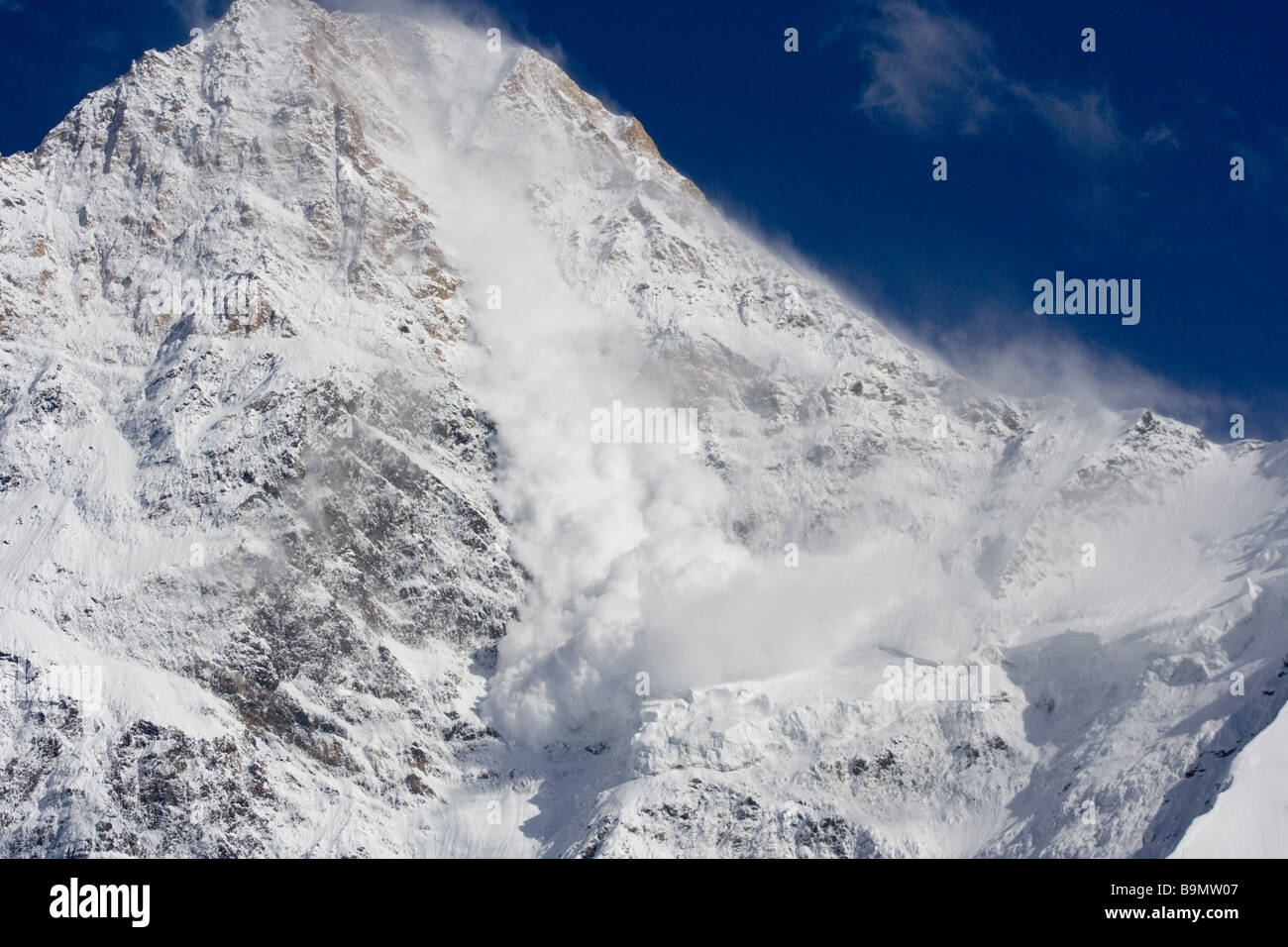 Une grande avalanche de neige en bas de la face de la montagne 7000m Khan  Tengri dans le Tien Shan éventail du Kirghizistan Photo Stock - Alamy