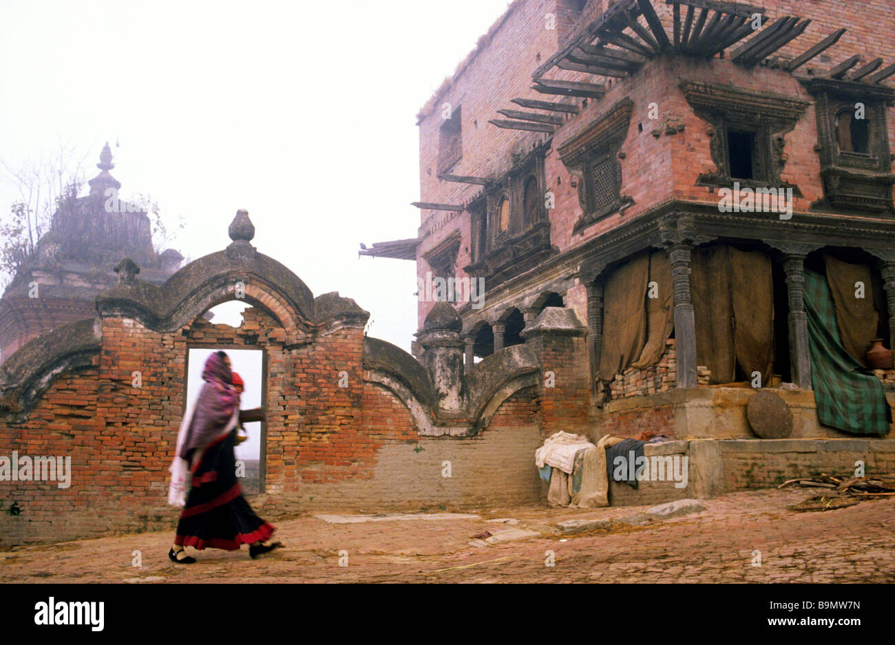 Le Népal, Vallée de Kathmandu, Bhaktapur, tumbledown house Banque D'Images