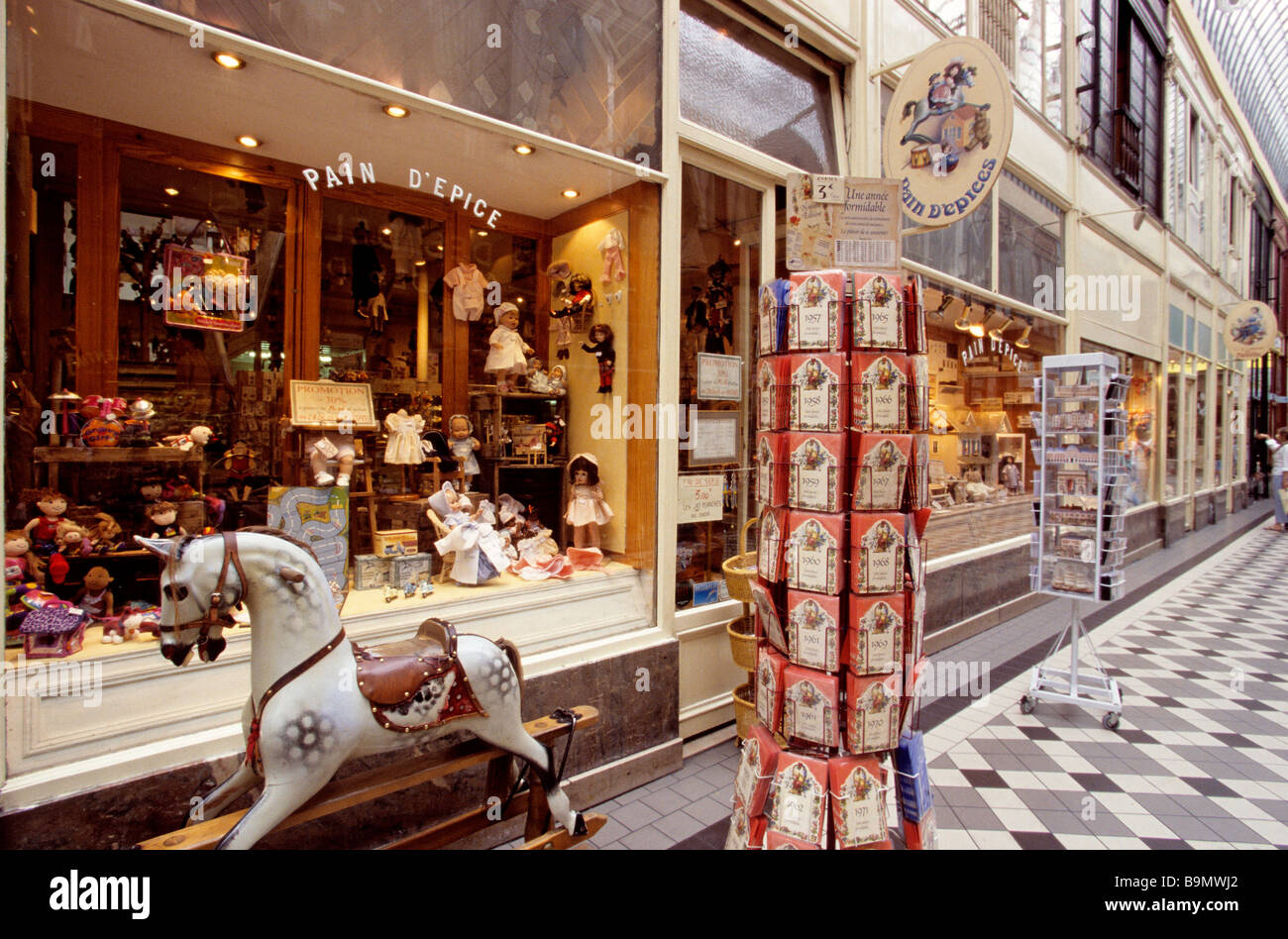 France, Paris, Passage Jouffroy, boutique de jouets traditionnels, Pain  d'epices (Gingerbreads Photo Stock - Alamy