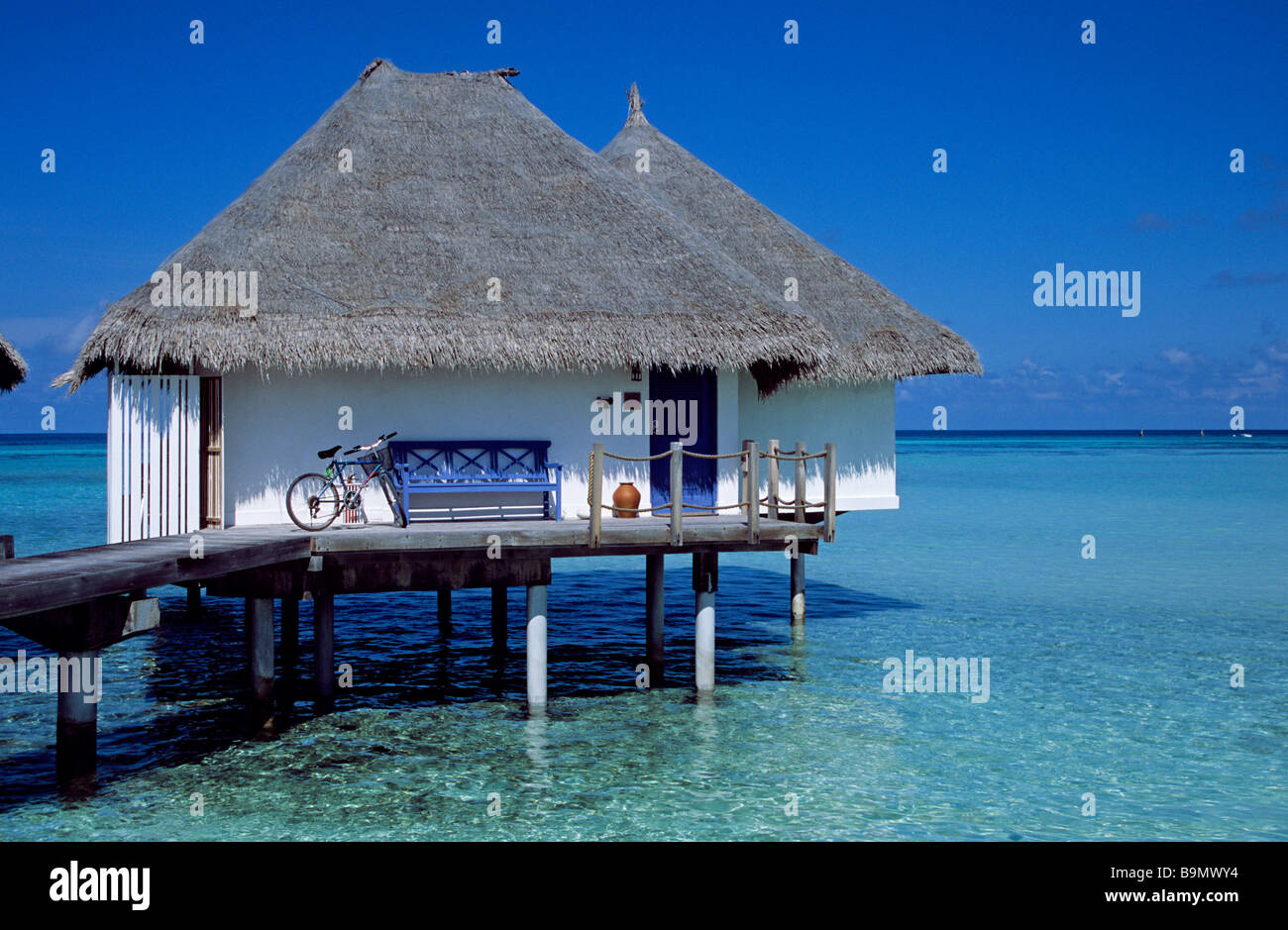Maldives, Male Atoll, Kuda Huraa, Four Seasons Hotel, bungalows sur l'eau Banque D'Images