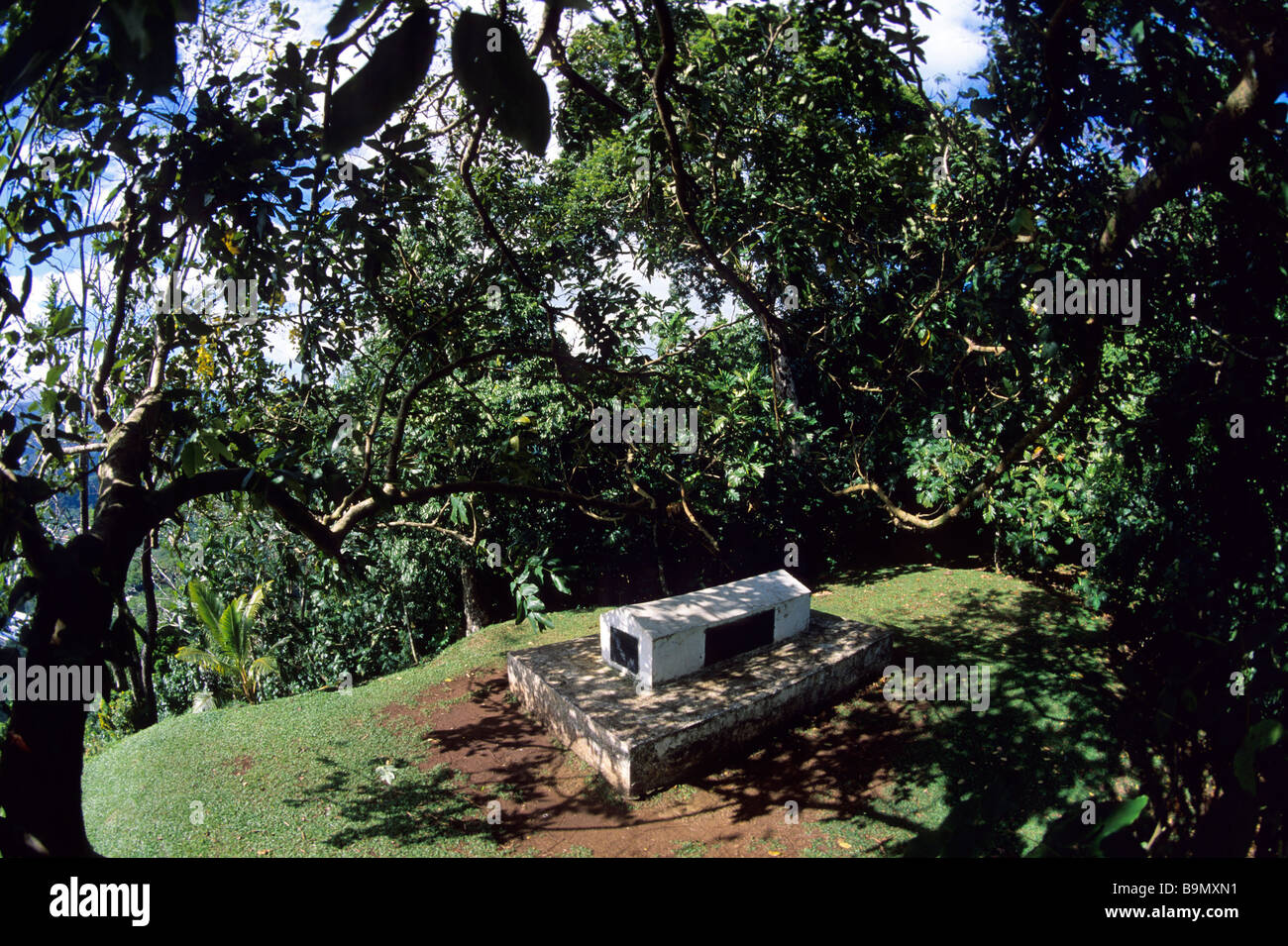 L'océan Pacifique Sud, l'archipel des Samoa, Île d'Upolu, ville d'Apia, Robert Louis Stevenson, tombe sur le mont Vaea surplombant Banque D'Images