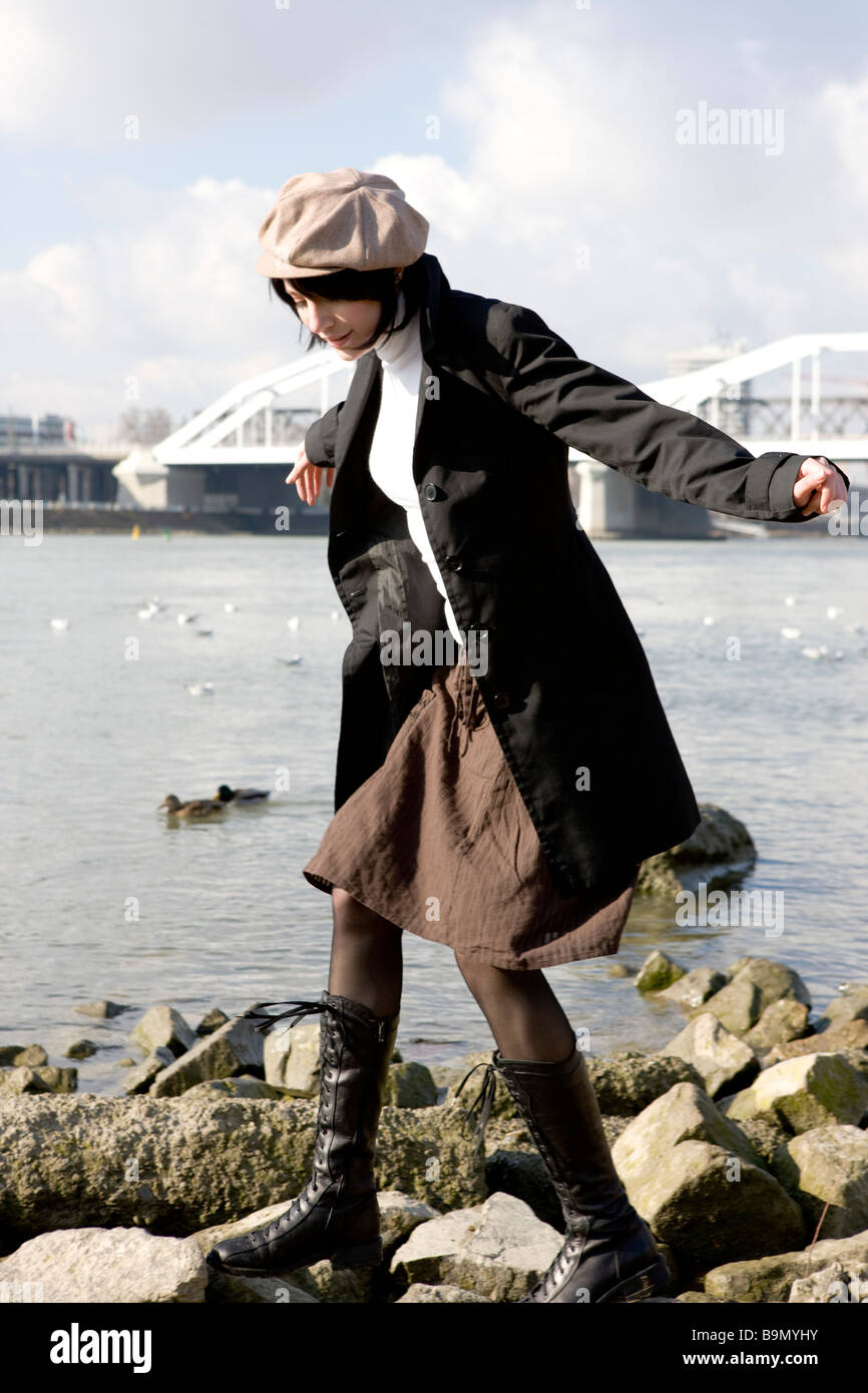 Frau geht Spazieren Am Ufer und hat spass Banque D'Images