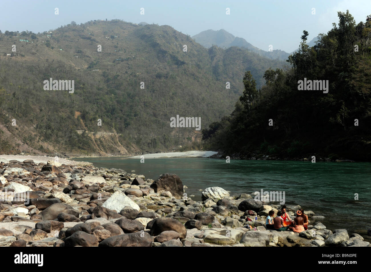 Un groupe de personnes participant à une méditation par le Gange Inde du Nord, l'Uttaranchal Shivpuri Banque D'Images