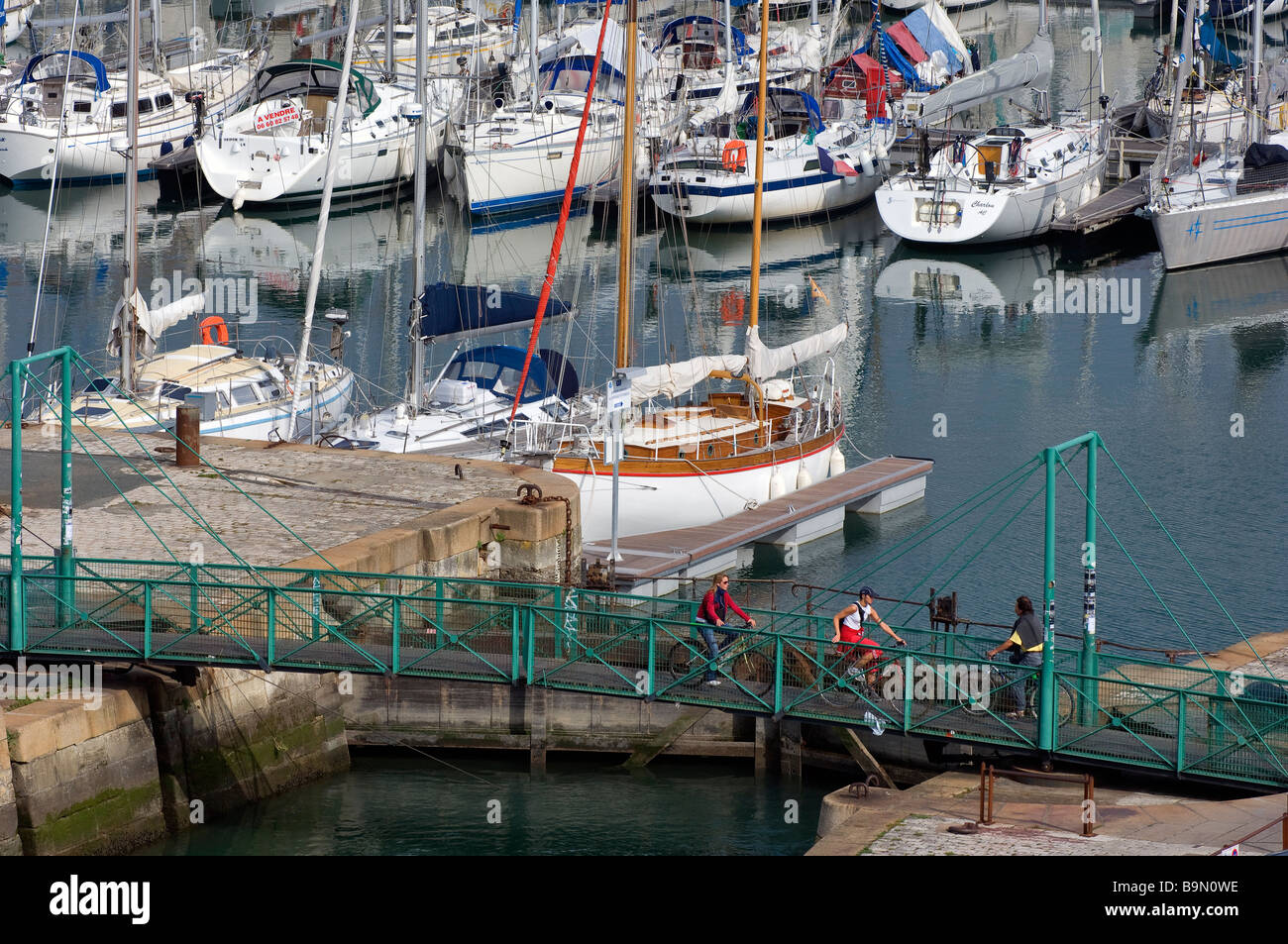 En France, en Charente Maritime, La Rochelle, vieux port, quai passerelle humide Banque D'Images